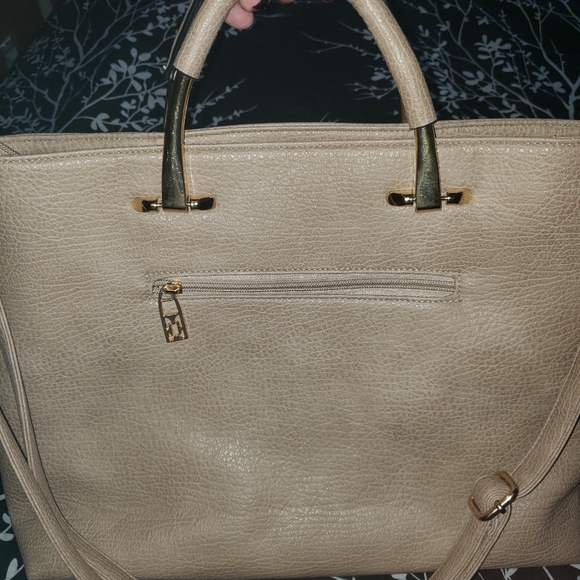 Giovana Great condition purse never used large - Picture 7 of 7